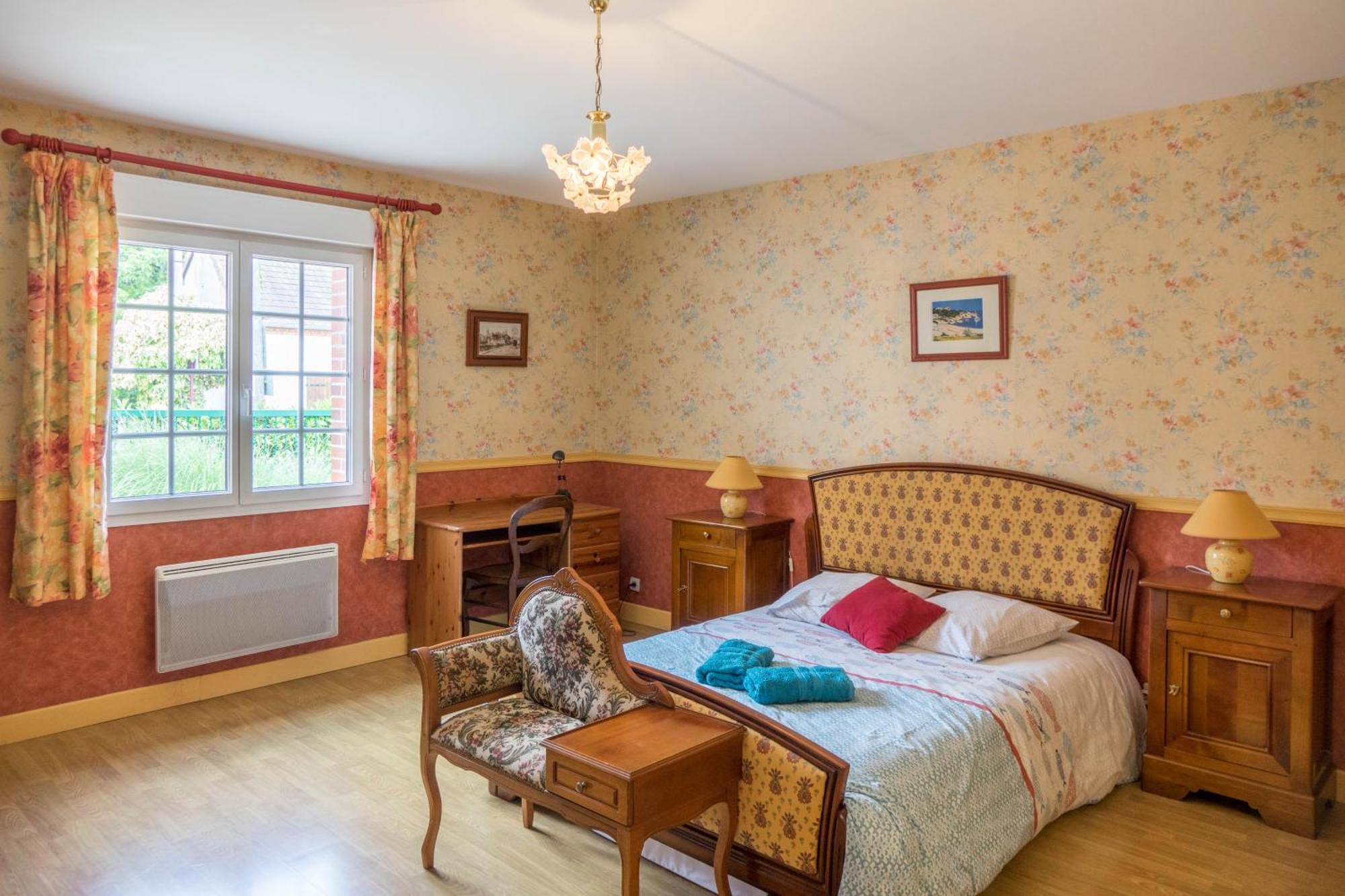 Chantilly ,Petit Dejeuner Et Table D'Hotes Possible Noyers  Bagian luar foto