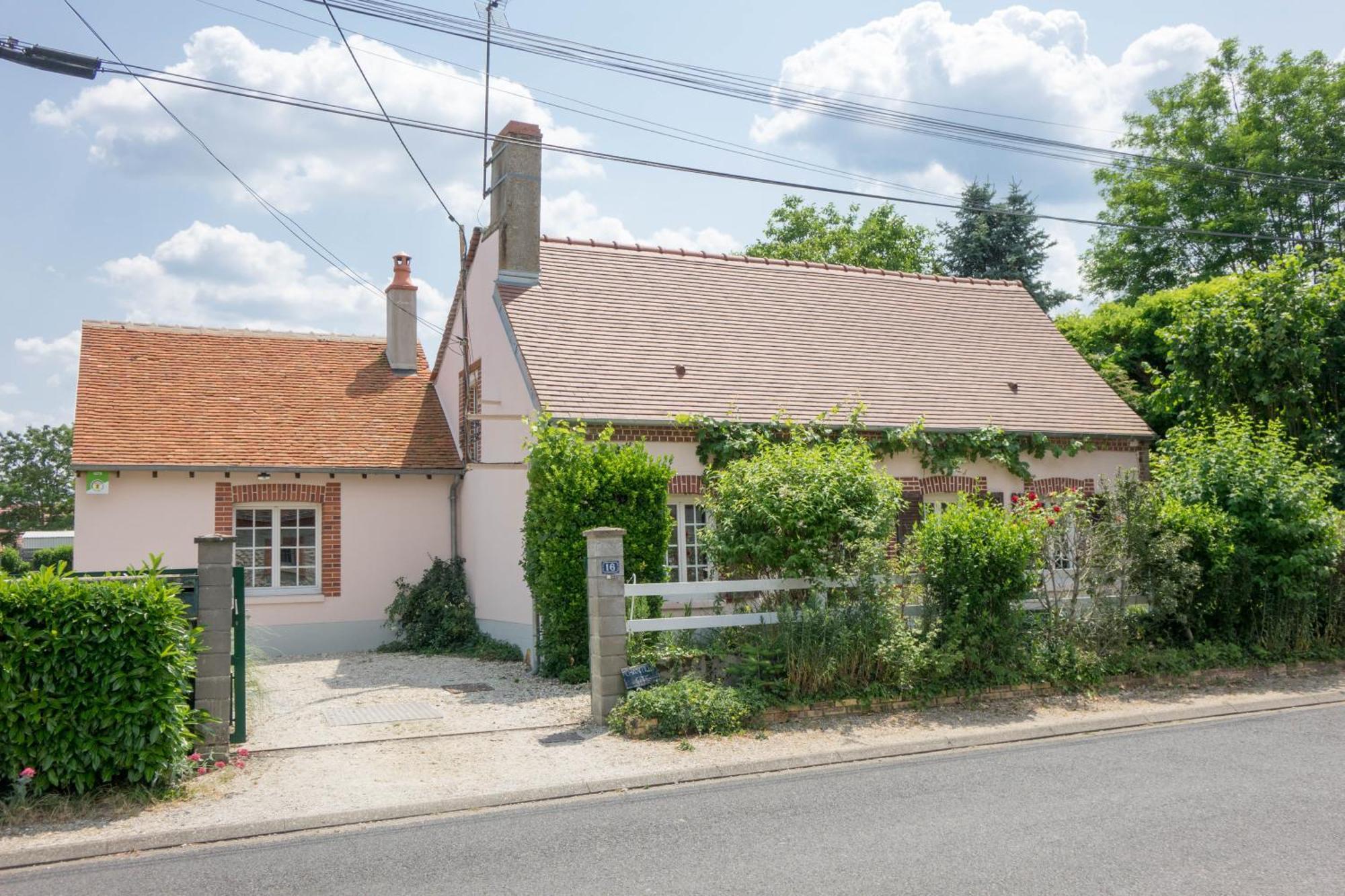 Chantilly ,Petit Dejeuner Et Table D'Hotes Possible Noyers  Bagian luar foto