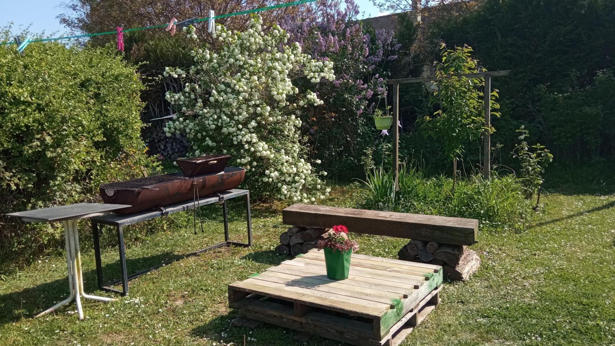 Chantilly ,Petit Dejeuner Et Table D'Hotes Possible Noyers  Bagian luar foto
